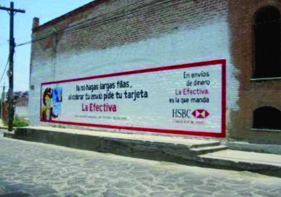 Barda de ladrillo con el anuncio La Efectiva de HSBC