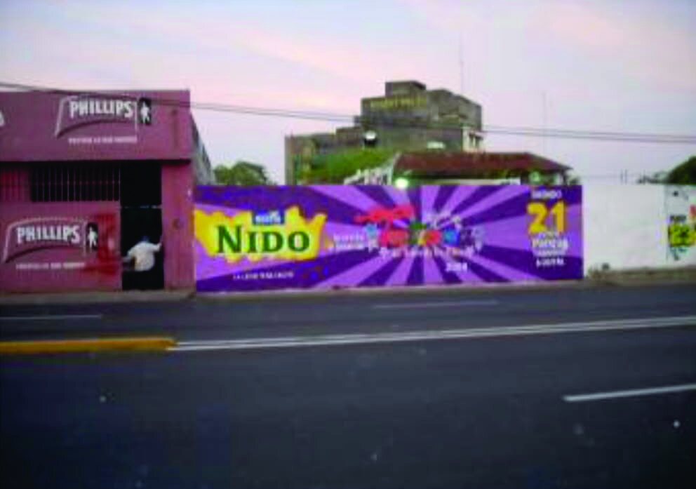 Barda morada de Nido anunciando la gira de conciertos de Tatiana