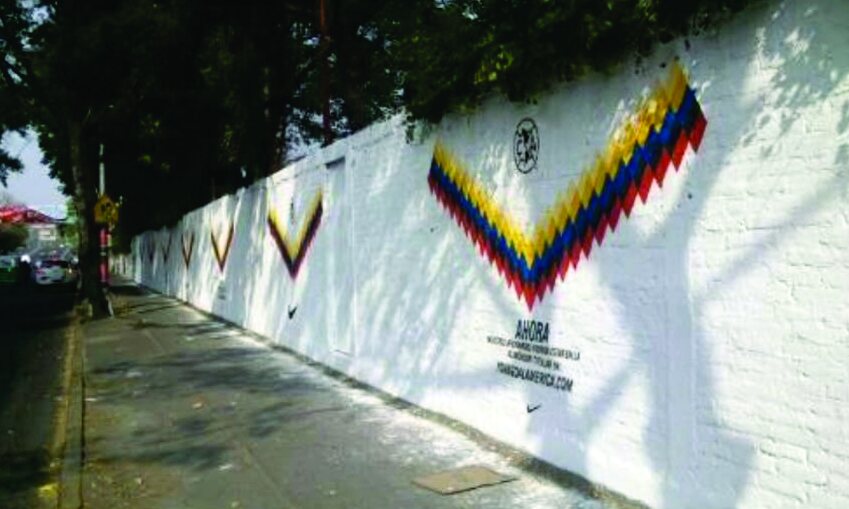 Barda larga intervenida con grafismos para un evento de Nike