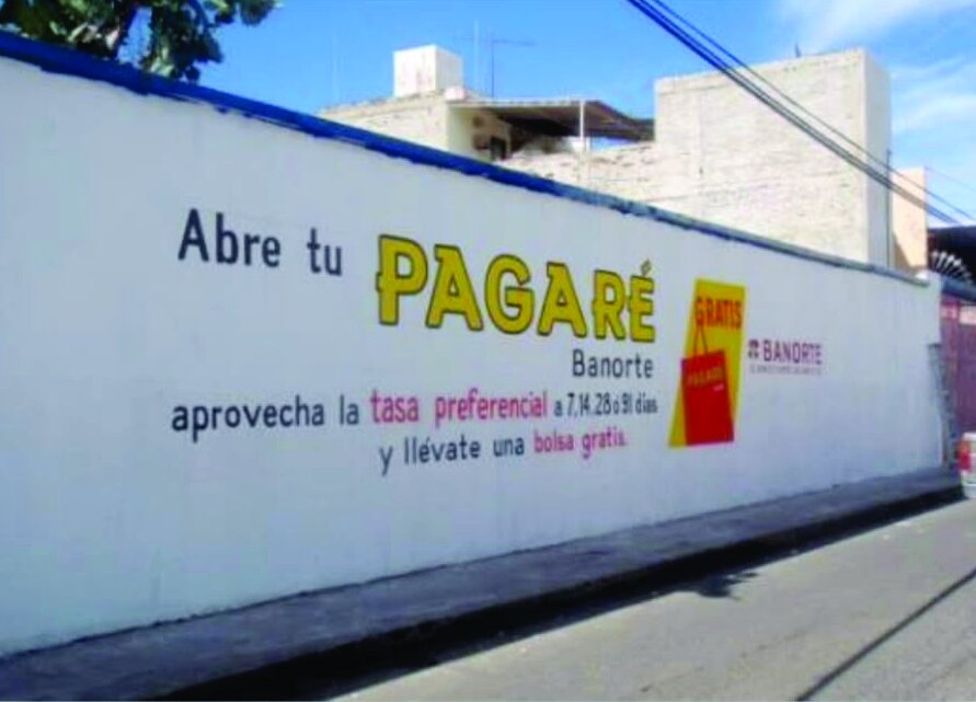 Barda blanca con el anuncio «Abre tu Pagaré» de Banorte