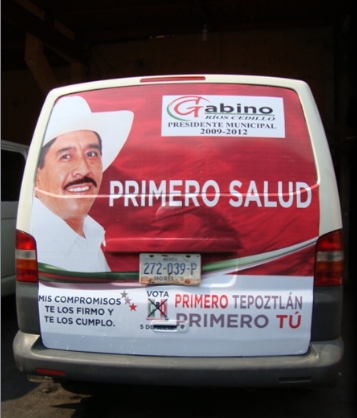Publicidad histórica en la parte posterior de un vehículo.