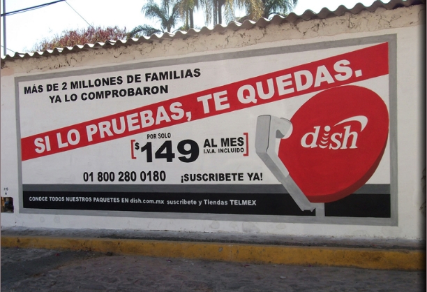 Publicidad de DISH en una barda.