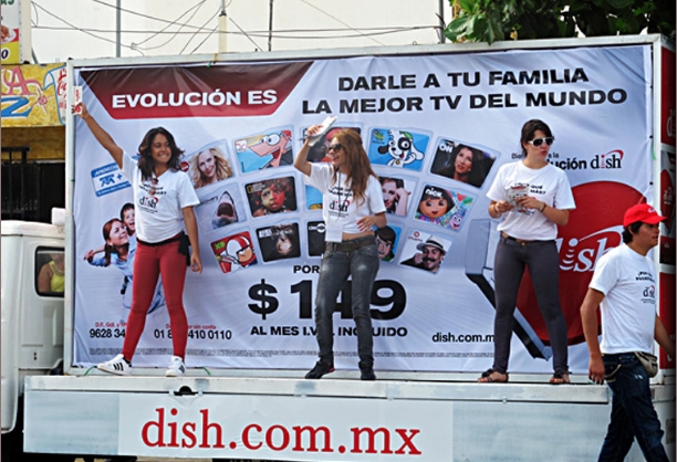 Equipo de promotoras de DISH en una unidad de activación.