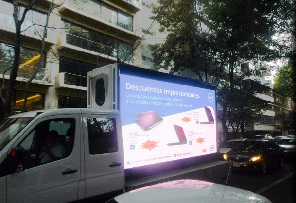 Unidad móvil con publicidad iluminada.