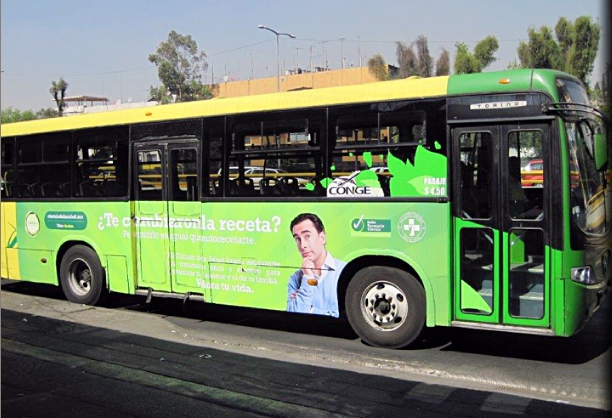 Autobús con publicidad en su exterior.